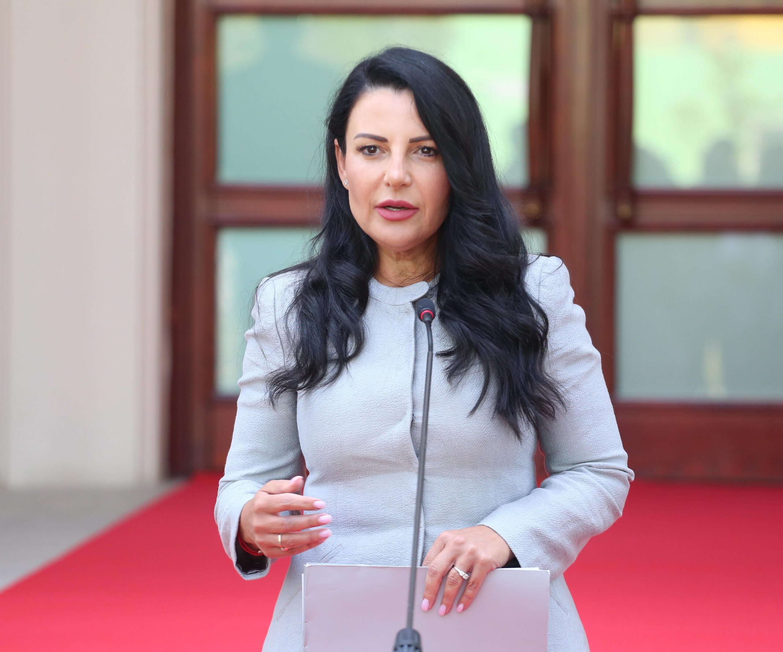 Balluku: Po dëmtojmë imazhin e Shqipërisë me retorikën e helmeve në Port. Pyetje asfiksuese e gazetarit Rizai për ministrin Vengu