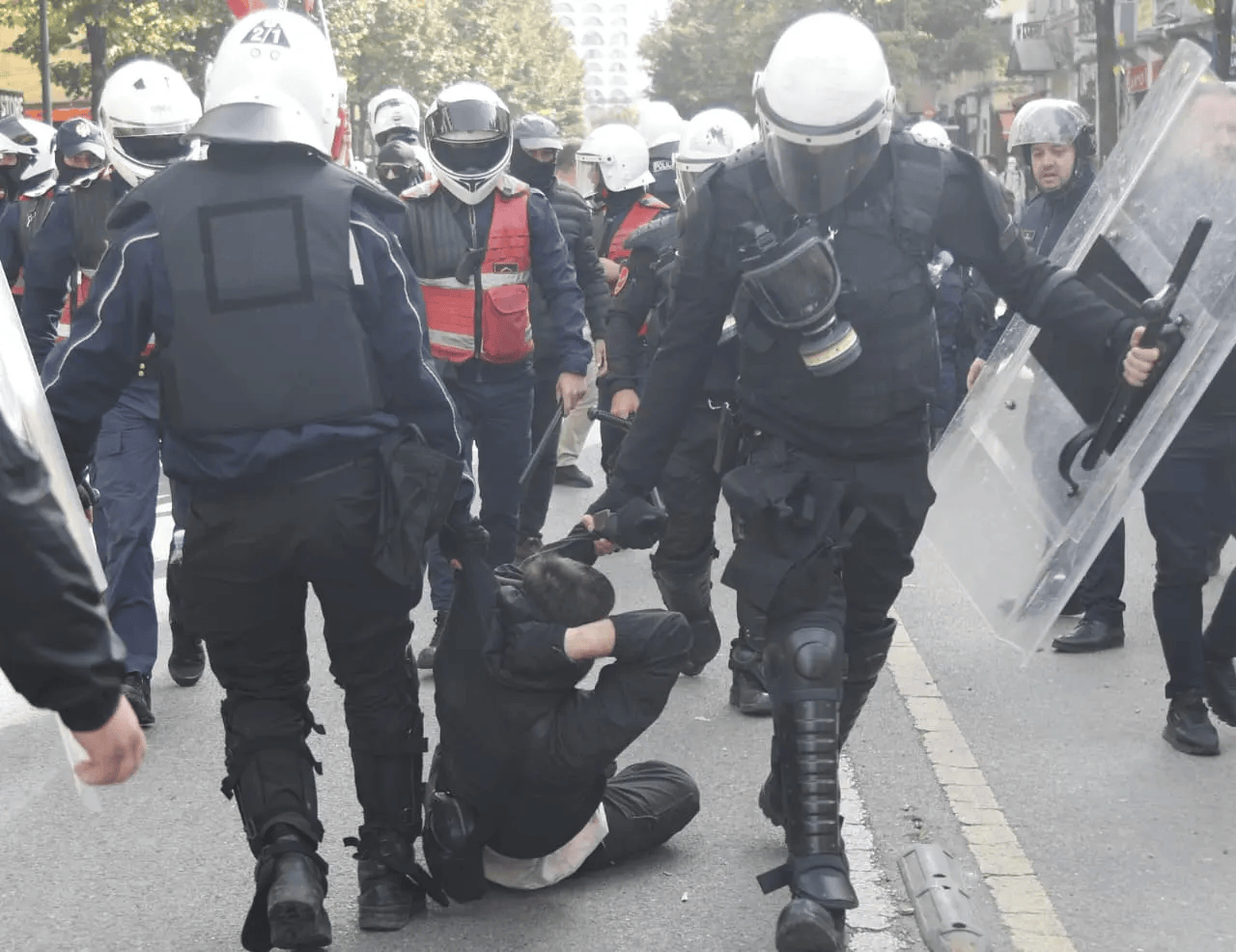 U arrestuan dhunshëm nga policia në protestë, gjykata liron 13 të ndaluar