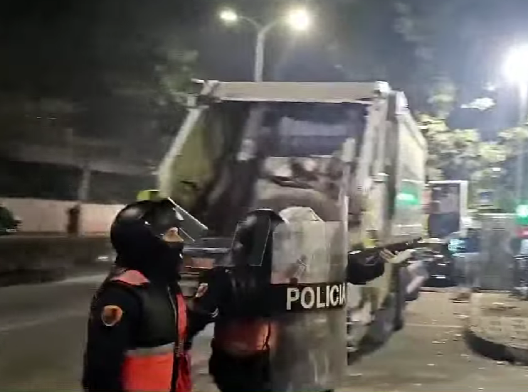 Një grup me protestues drejt Zogut të Zi, policia qëllon me plumba gome në lagje