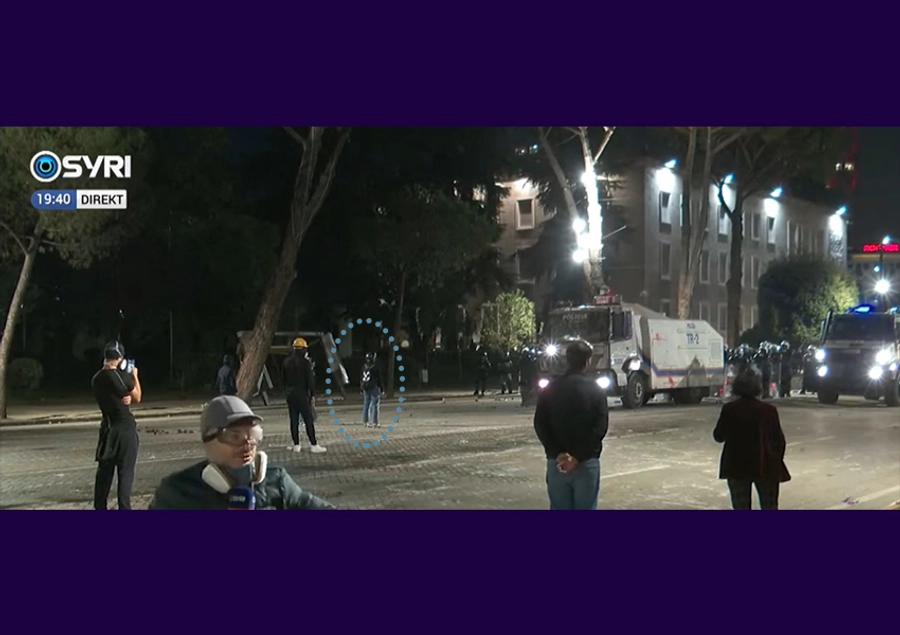Nuk ndalen/ Të rinjtë protestues kthehen në bulevard, vajzat i dalin para autobotëve të ujit