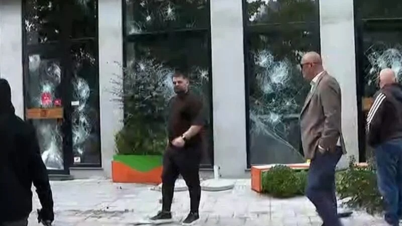 Përplasje në Rrugën e Durrësit, protestuesit thyejnë xhamat e dy bizneseve, marrin fikësen e zjarrit dhe e hedhin në flakë