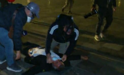 Agravimi i situatës, një person përfundon pa ndjenja te “Sheshi Skënderbej”