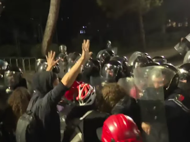 Policia përdor spraj lotsjellës ndaj vajzave, protestuesit thërrasin: Jeni kafshë