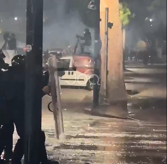 Policia qëllon me plumba gome të rinjtë