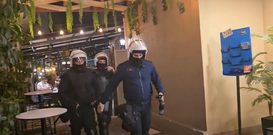 S’ka fund reprezalja brutale e Policisë - Efektivët mësyjnë nëpër rrugica e biznese private, terrorizohen turistët