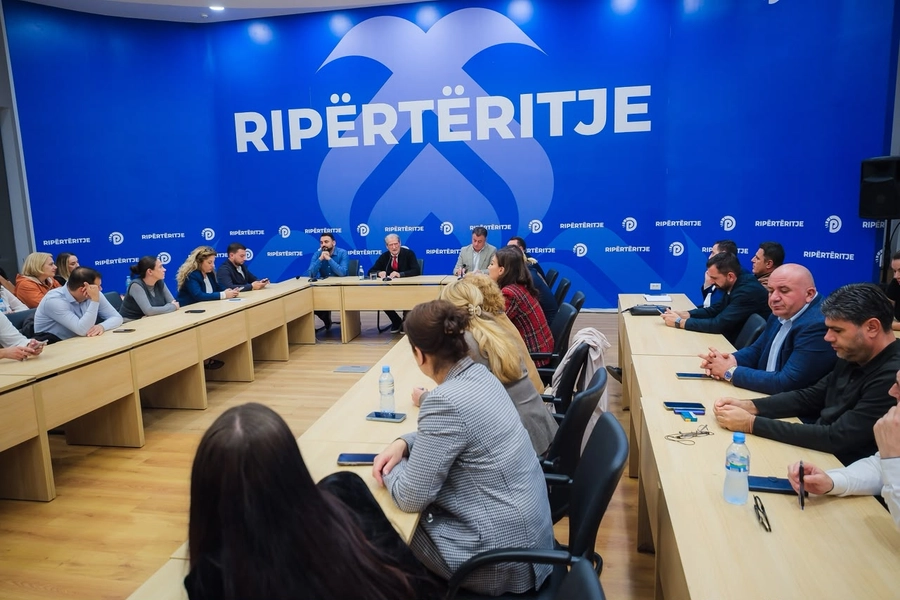 VIDEO/ Berisha: Rama la mbledhjen e arsimtarëve pas lajmit për Lubinë sepse e di që dosjet e saj kanë të gjitha firmën e tij