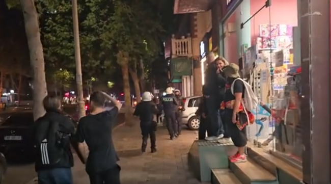 Efektivët mësyjnë nëpër rrugica e biznese private, terrorizohen turistët