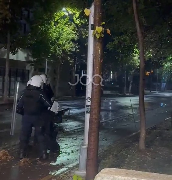 Me çfarë po qëllon Policia ndaj të rinjve në protestë?