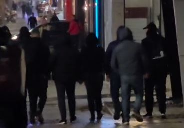 Të infiltruar si protestues, “banda” e gatshme del nga Ministria e Brendshme në lagjet e Tiranës, largohen sa shohin kamerën! Policët i hapin rrugën