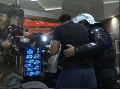 Protestuesit u ‘strehuan’ te “Taiwan-i”, policia futet brenda