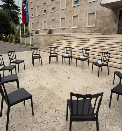 Që në mëngjes, Rama nxjerr sërish “karriget e dialogut” para Kryeministrisë