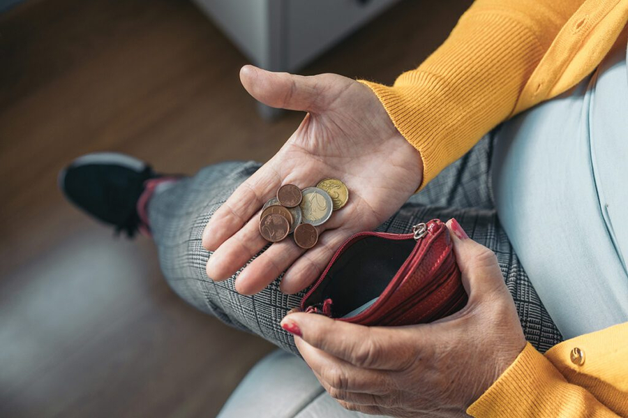 Mjerimi ulet këmbëkryq/ Pragu i varfërisë dyfishohet, pensionet dhe ndihma ekonomike në vendnumëro