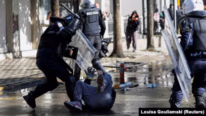 Dhuna ndaj të miturve vë në pikëpyetje reagimin e policisë gjatë protestave