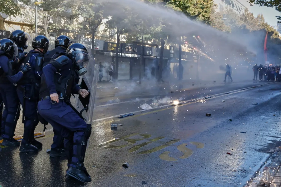 Los Angeles Times: Policia shqiptare përplaset me protestuesit antiqeveritarë për të tetën ditë radhazi