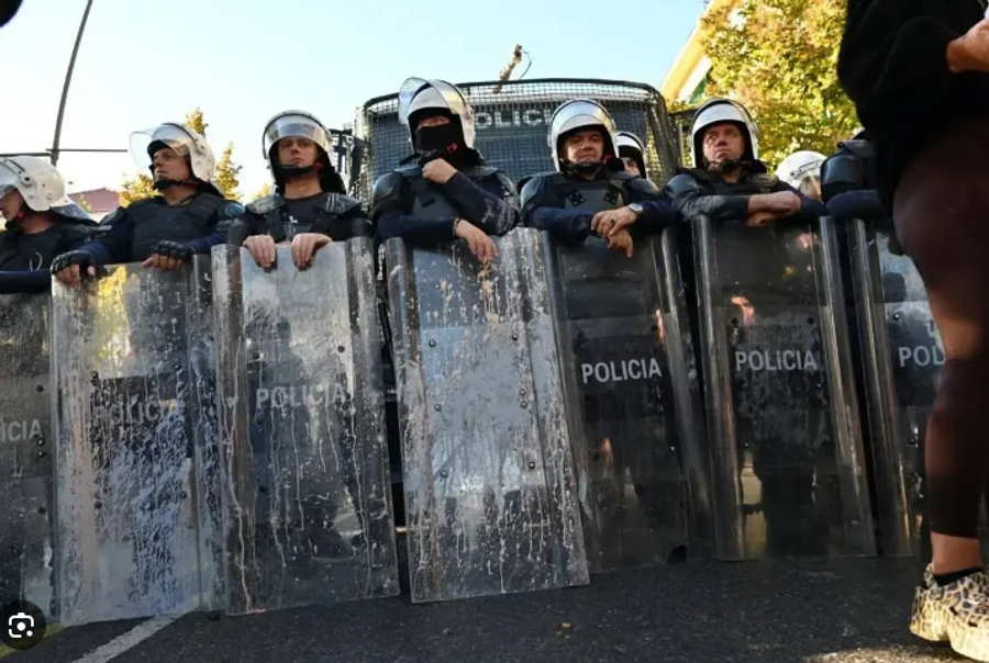 Dhuna ndaj medias/ Policia goditi gazetarët e SYRI TV, ‘Reporterët pa Kufij’: Sanksione ndaj përgjegjësve