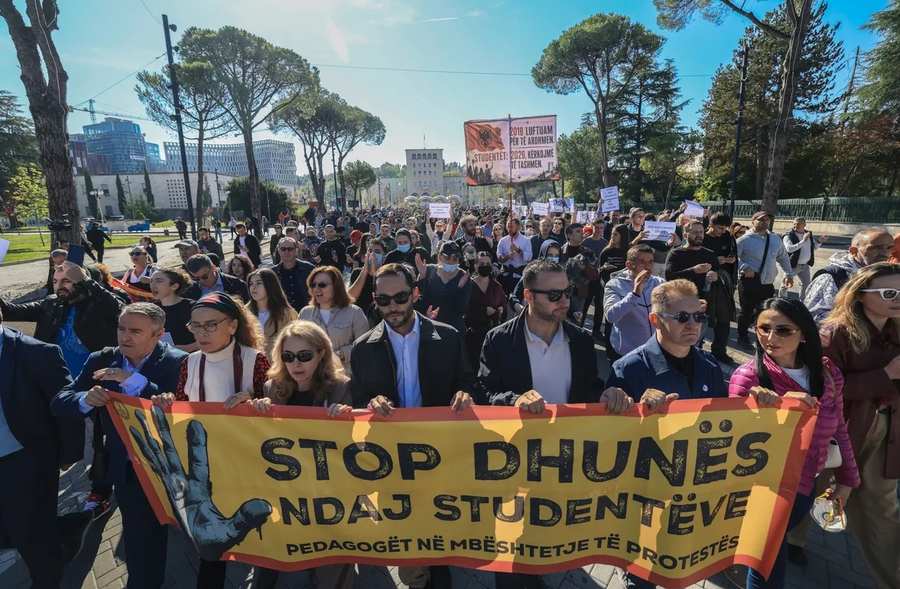 BLOOMBERG: Revolta studentore hyn në javën e dytë, protestuesit shtohen, të rinjtë nuk tërhiqen