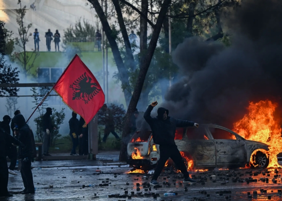 Tirana po digjet/ Gazeta zvicerane: Ja pse rinia shqiptare është rebeluar kundër Edi Ramës