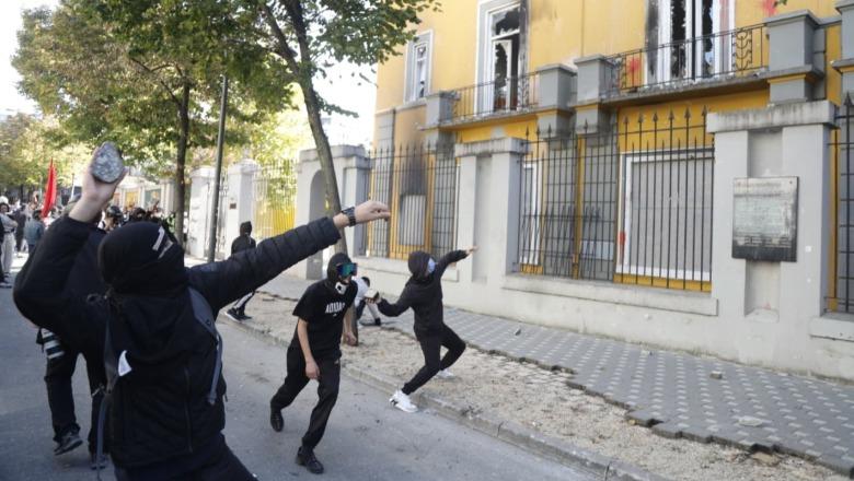 Protestat e dhunshme, dalin sot para gjykatës së Tiranës 57 prej protestuesve. Priten njihen me masën e sigurisë (EMRAT)