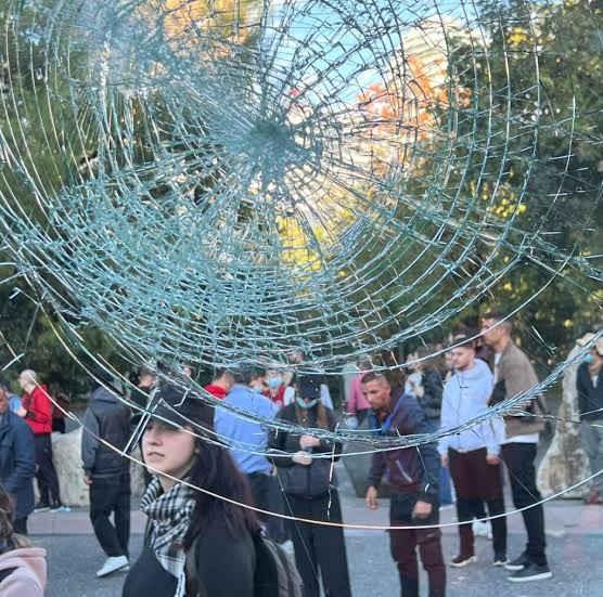 Protestat ndalin autobusët në Tiranë, dëmet llogariten në 2 milionë lekë