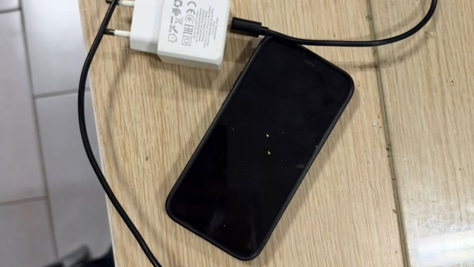 Kontroll për sende të ndaluara në burgun e Shkodrës, zbulohen celular dhe karikues