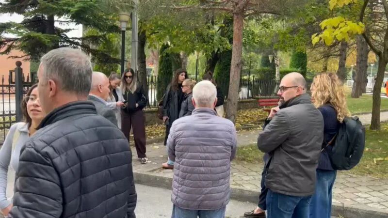 Studentët dhe pedagogët bojkotojnë mësimin, marshim në mbështetje të protestës paqësore