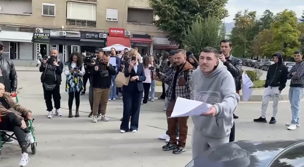 I riu në Korçë përballet me policët: Hiqni kapelet, solidarizohuni me ne!