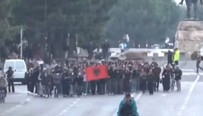 Protesta në Tiranë, një tjetër grup studentësh i bashkohet marshimit drejt Kryeministrisë: Rama dorëhiqu!