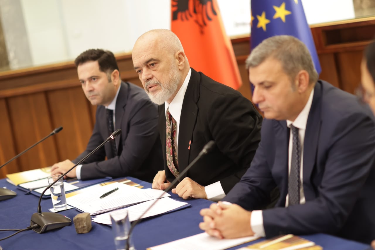 38 banka dhe 42 bankomatë të goditura, Rama: BSH nuk u prek as në 1997, sulme të orkestruara nga forca të huaja