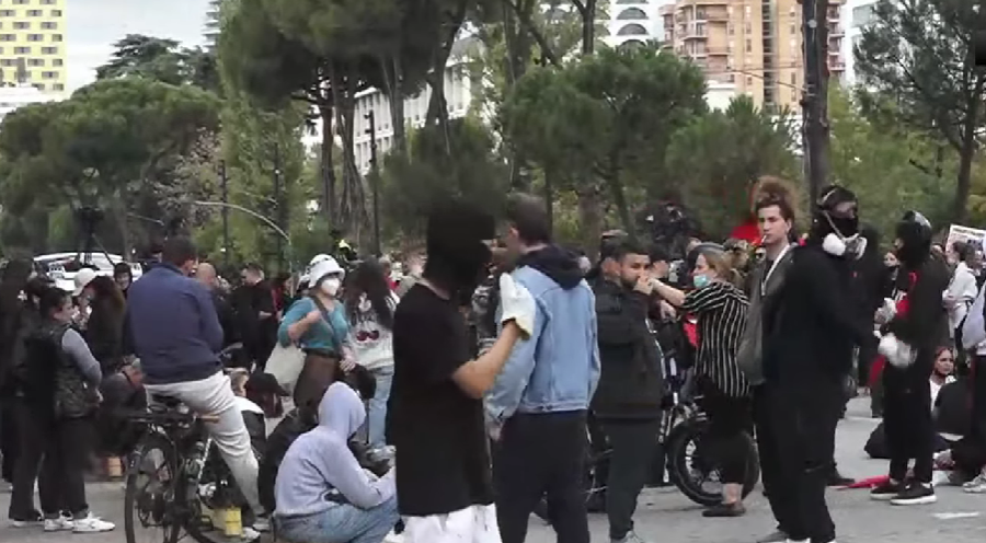 Protestë e paqtë, të rinjtë rigrumbullohen te Kryeministria. S’ka “tym të bardhë” për dialog me Ramën