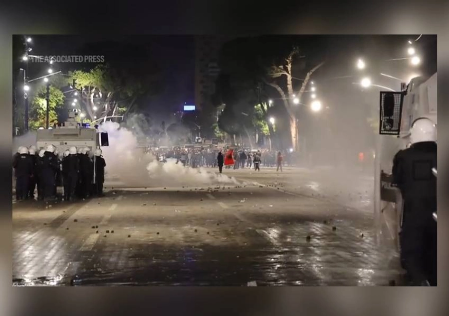 Revolta/ AP: Përplasjet me policinë, protestuesit kërkojnë dorëheqjen e Ramës për të 8-ën ditë radhazi