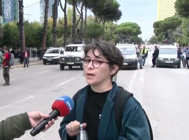 Studentja thirrje Berishës: Kreu i PD të tregojë si jepet dorëheqja, të japë shembullin i pari