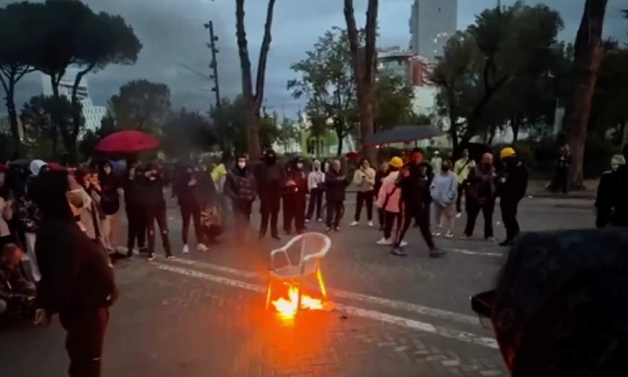 Studentët djegin karrigen te Kryeministria, mesazh Ramës: Hajde për dialog tani