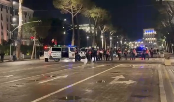 Efektivët Shqiponja mbërrijnë në Bulevard pas hedhjes së molotovëve