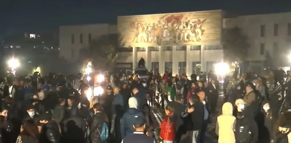 Protesta zhvendoset para Kuvendit, tubimi i radhës nesër në orën 09:00