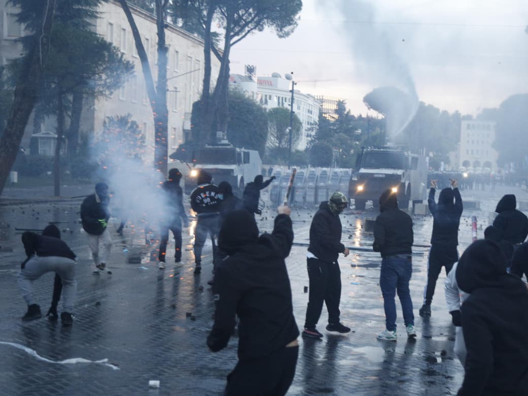 Studentët thirrje për protestë: Nesër në orën 9:00 para Parlamentit!