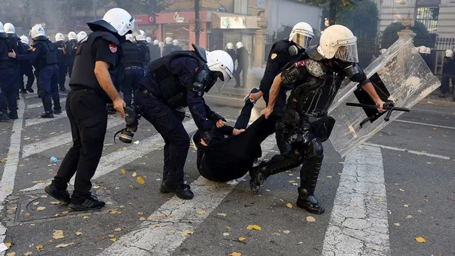 'Shqetësuese' / OSBE reagon për dhunën ndaj gazetarëve gjatë protestave: Të hetohet menjëherë përdorimi i forcës nga policia