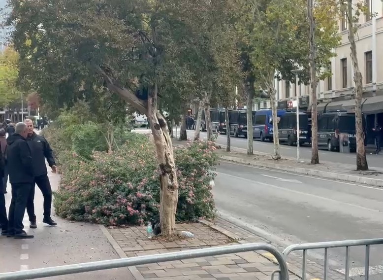 Në pritje të protestës, policia vendos kordon sigurie rreth parlamentit