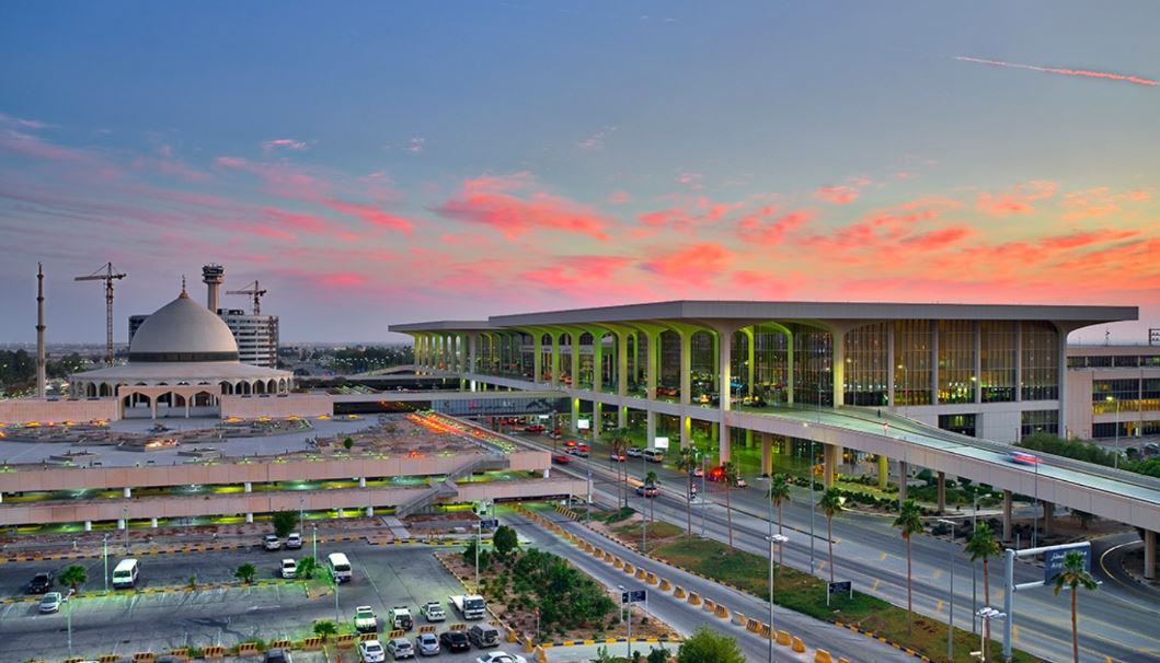 Sulm në aeroportin ndërkombëtar në Arabinë Saudite, një i vrarë dhe tetë të plagosur