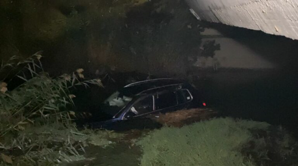 Aksident i rëndë në aksin Fier–Lushnjë, fuoristrada përfundon në kanal, 2 të plagosur