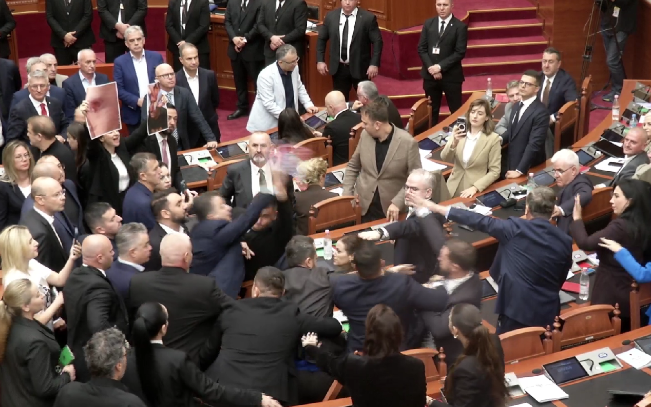 Kaos dhe sherr në Parlament, deputetët në përplasje fizike. Kreka gjuan me shishe uji