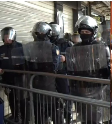 Përplasje edhe jashtë Kuvendit, protestuesit shtyjnë gardhin metalik të policisë