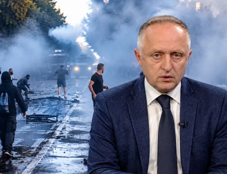 Shkopi i hoxhës dhe shkopinjtë e policisë!