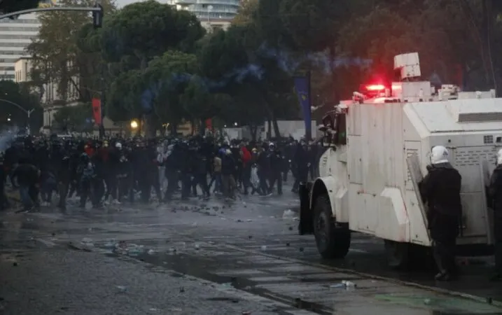 Kongresmeni amerikan: Thellësisht i shqetësuar për dhunën e policisë në Tiranë