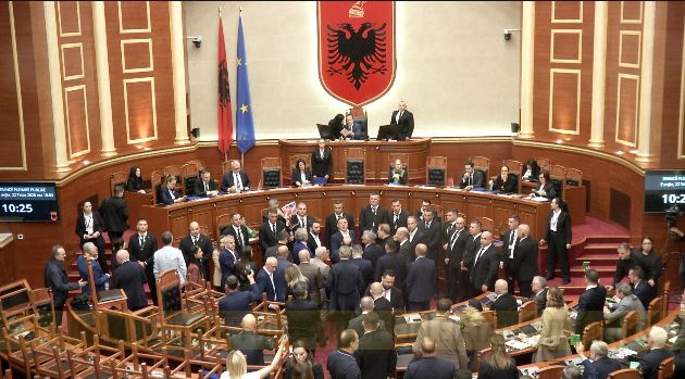 “Lironi studentët”/ Peleshi kaloi në votim pa diskutim, deputetë të PD përplasin tavolinat