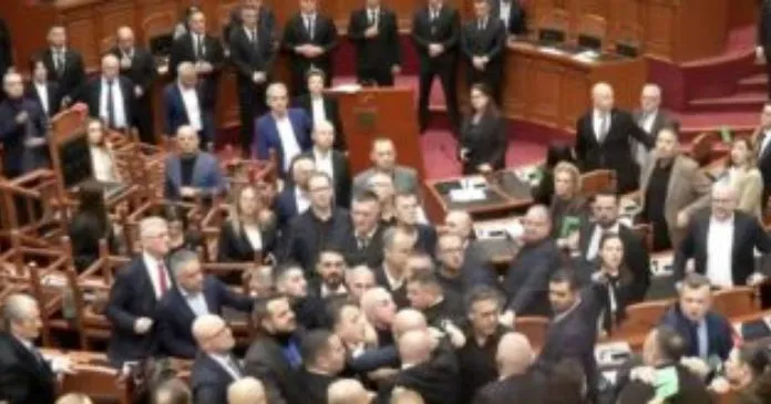 Sherr e grushte në Kuvend mes deputetëve