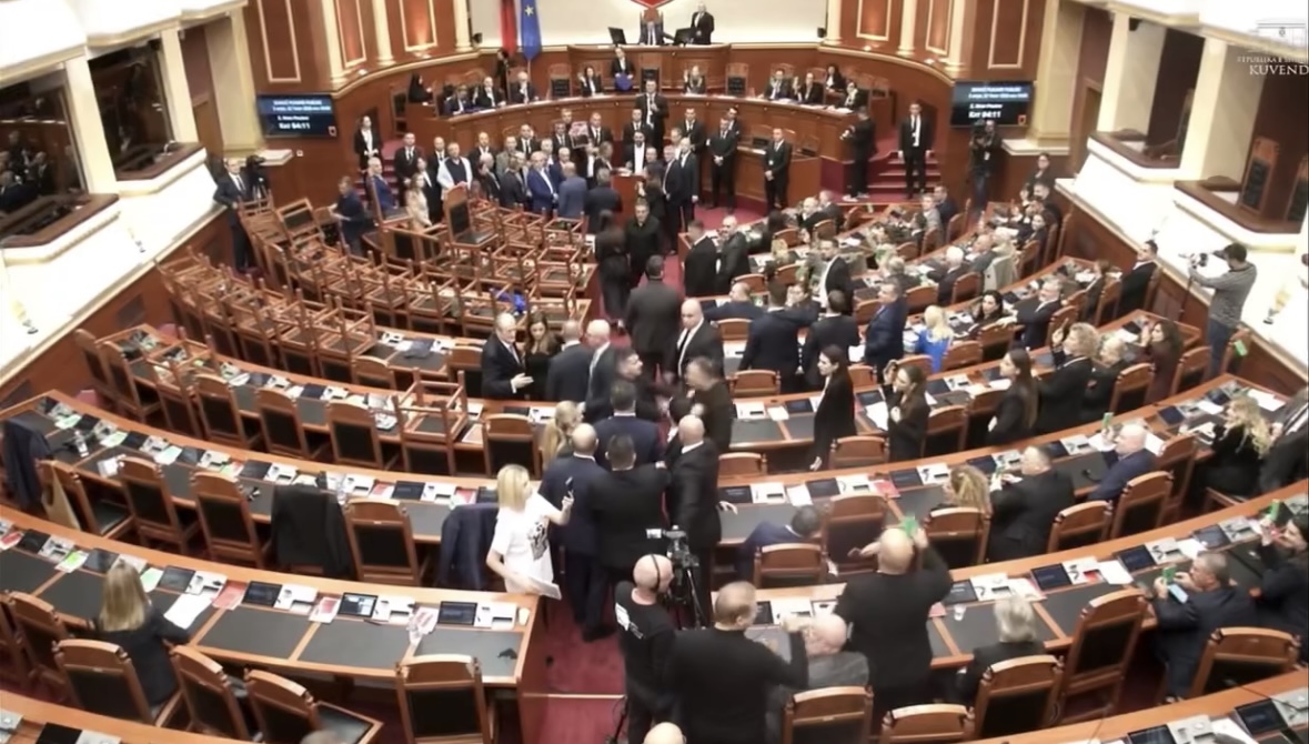 Nis teatri në Kuvend, grushta e të shara mes deputetëve