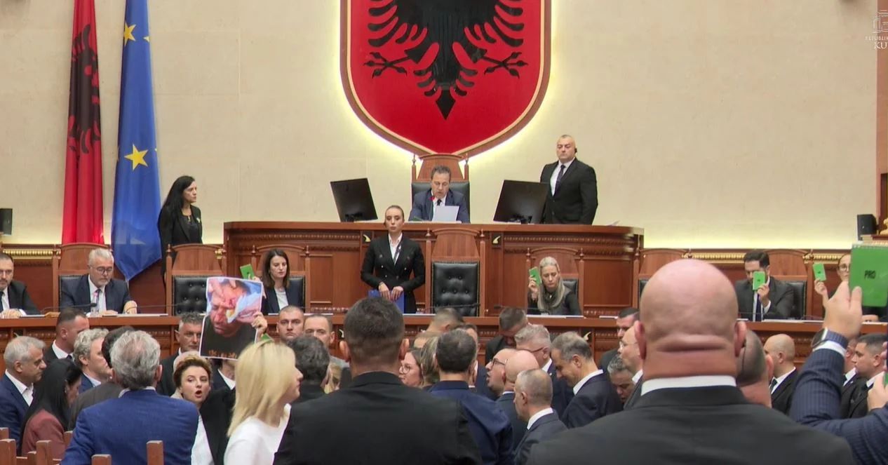 Pas një ore me sherr fizik dhe përplasje verbale, mbyllen punimet e Kuvendit