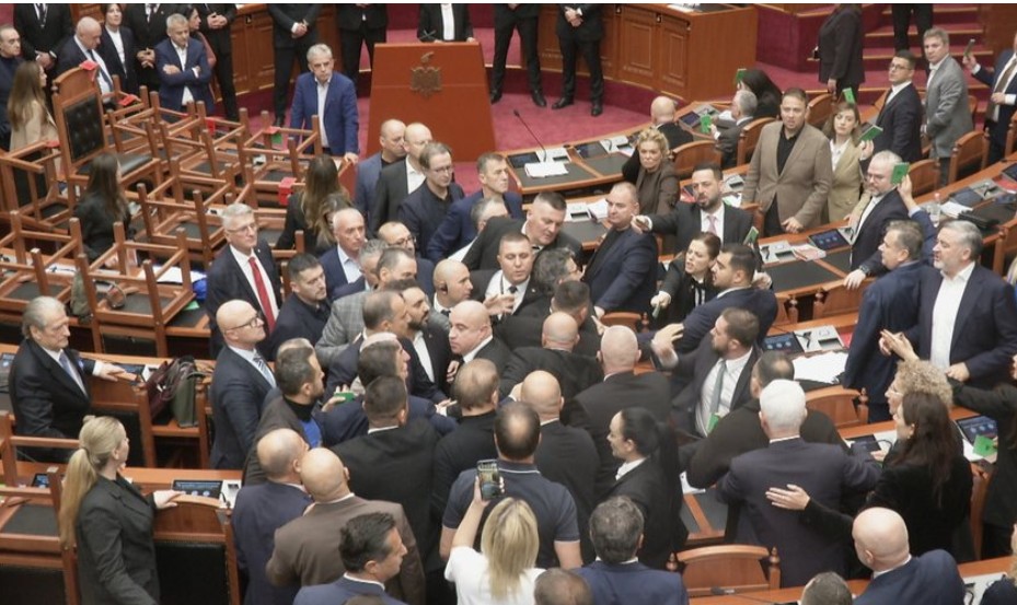 Një orë sherr e përplasje në sallë, mbyllet Kuvendi