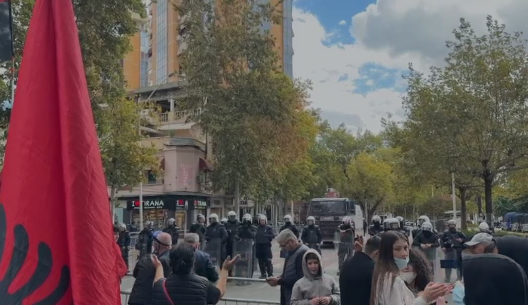 Protestuesit grumbullohen pranë Kuvendit, thirrje kundër qeverisë