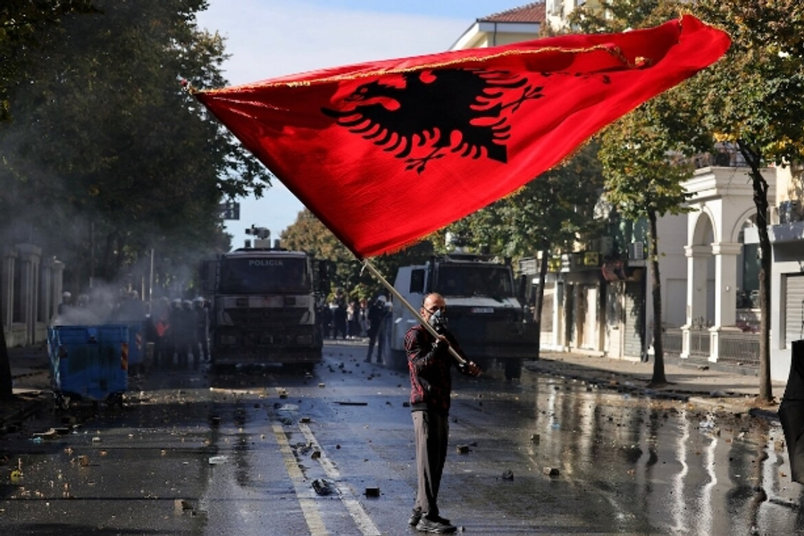 DEUTSCHE WELLE: Protestat kundër qeverisë në Shqipëri nuk kanë lidhje me ANTIFA-n
